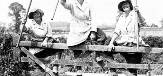 World War One Land Girls at gate. Source: IWM Q30678