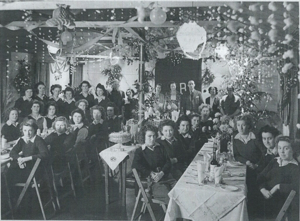 Xmas Party meal Leighton Buzzard WLA hostel Dec 1948