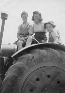 Land Girls who worked at The Knowles, Kent