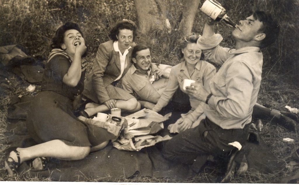 American GIs picnic with land girls in Bedfordshire during WW2 SA book p135