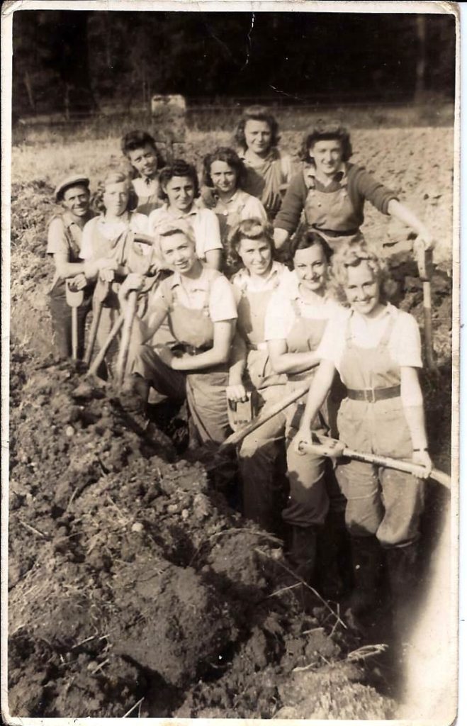 Florence Louisa Mullender with fellow Land Girls digging a ditch