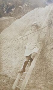 First-World-War-Land-Girl-threshing