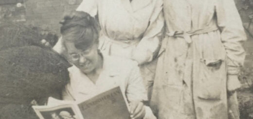 WW1-Land-Girls-reading-The-Landswoman